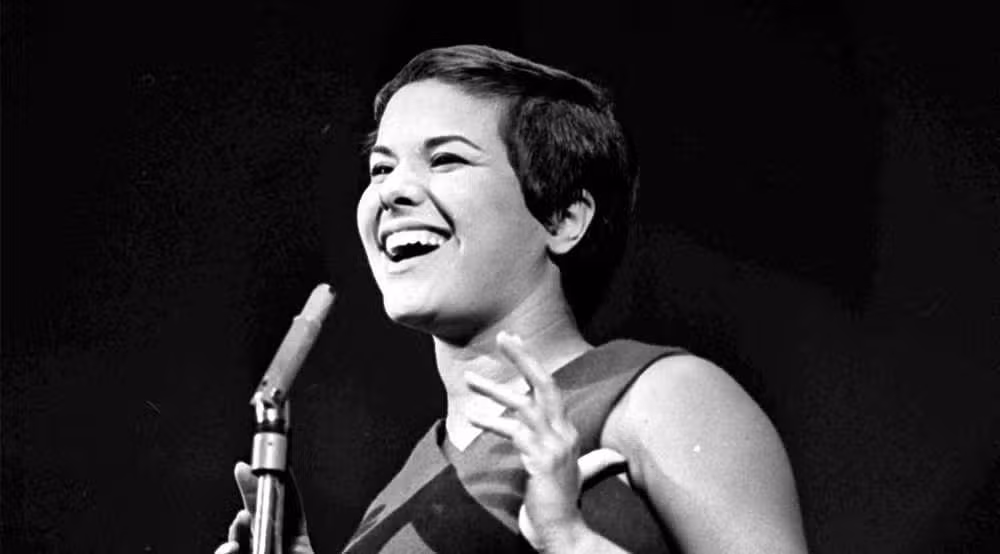 Foto de Elis Regina, cantora brasileira, conhecida por sua voz intensa e marcante.